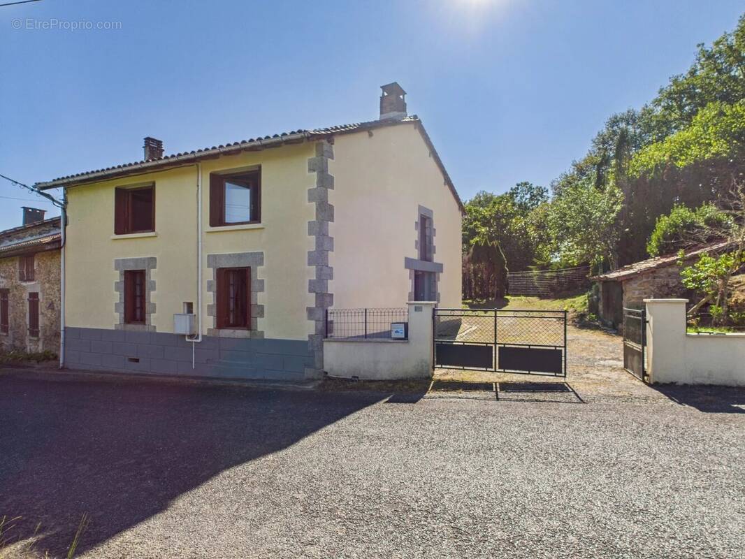 Maison à PIEGUT-PLUVIERS