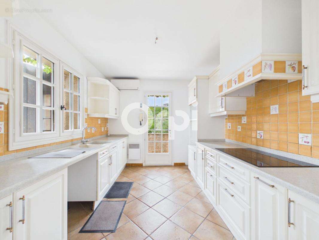 Villa individuelle a rafraichir - habitation + dependance + garage + annexes - vue imprenable - piscine a renover - terrain clos - photo 10