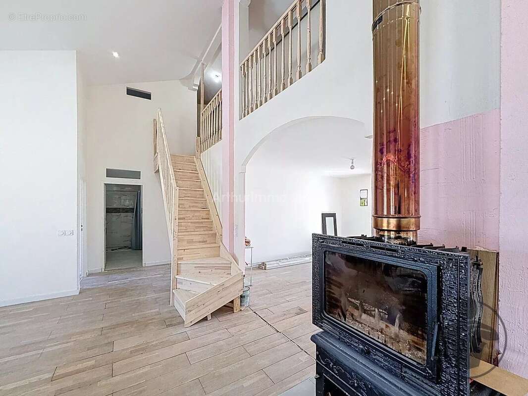 Maison à LA ROCHE-CHALAIS