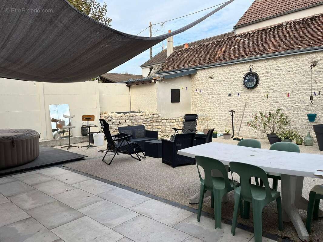 Maison à COURCELLES