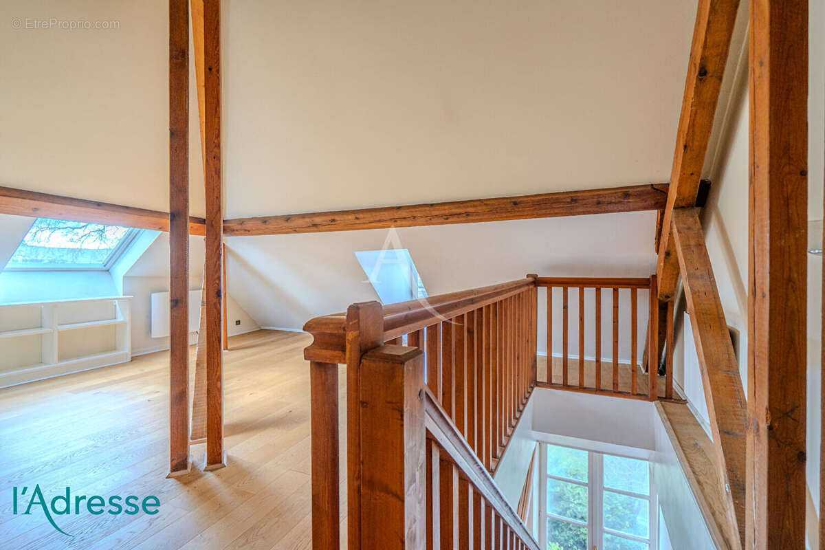 GRADIGNAN - Bel appartement de 150m² au sol dans un château avec garage fermé - photo 8
