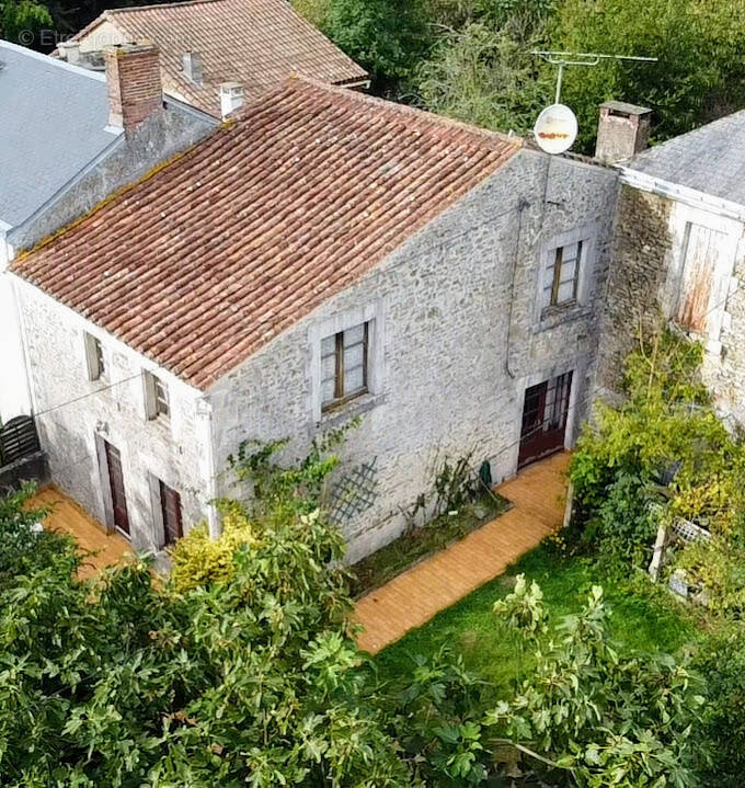 Maison à BAZOGES-EN-PAREDS