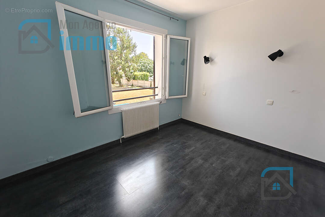 Mehun-Sur-Yèvre - Pavillon sur sous-sol avec 4 chambres et jardin - photo 7