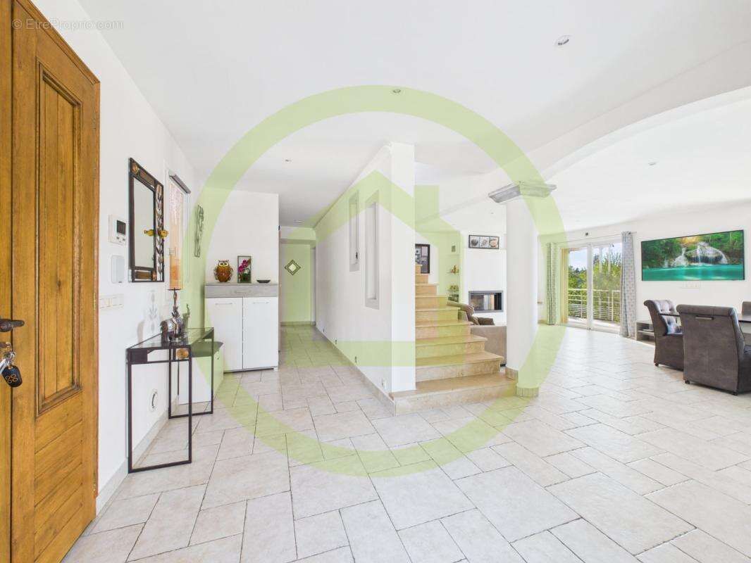 Maison à CHATEAUNEUF-GRASSE