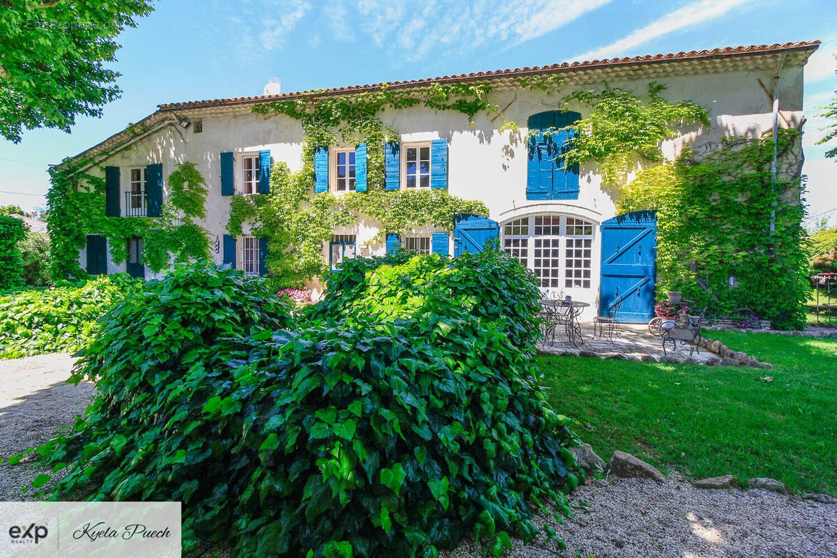 Kyela Puech présente une bastide renovée au Puy Sainte Réparade, à 15mins de Aix-en-Provence, 5 mins de Chateau Lacoste, avec dépendance de 50m2, piscine, pool house et annexes- en campagne - Maison à LE PUY-SAINTE-REPARADE