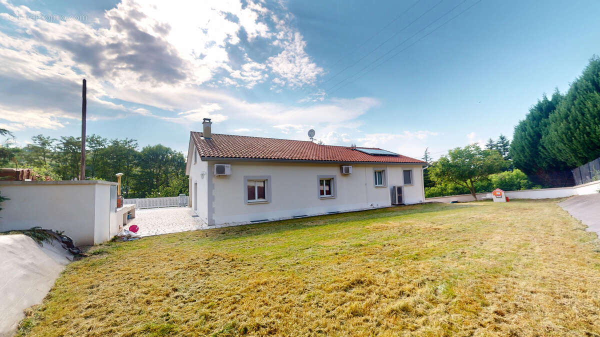 Maison à LE CHAMBON-FEUGEROLLES