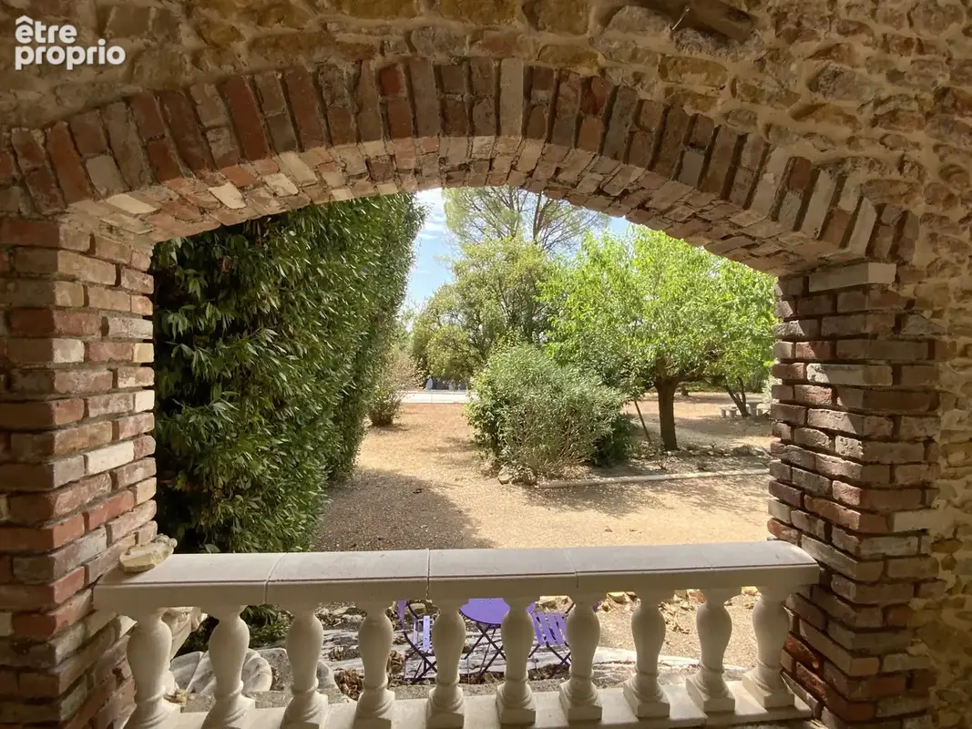 Maison en pierre avec piscine et son terrain 3000 m2 - photo 3