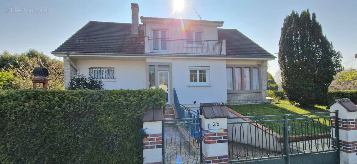 Maison à SAINT-DENIS-DE-L'HOTEL