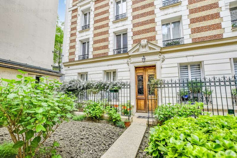 Appartement à PARIS-16E