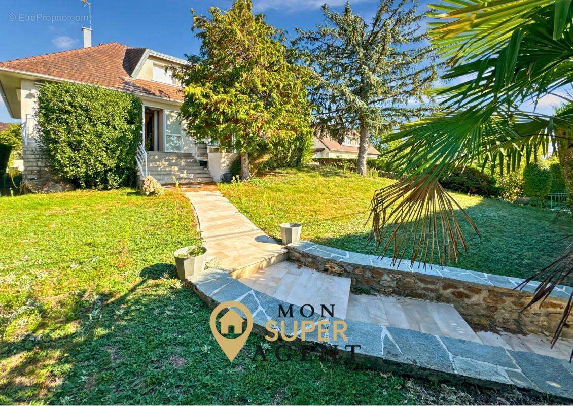 Maison à VAUX-LE-PENIL