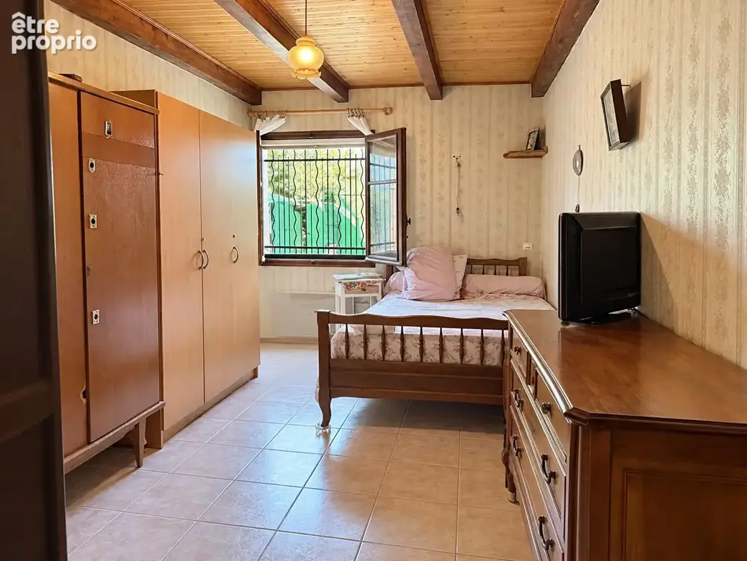 Gémenos - t2 avec extérieur, 72 m² de dépendances et 2 garages - viager occupé - photo 4