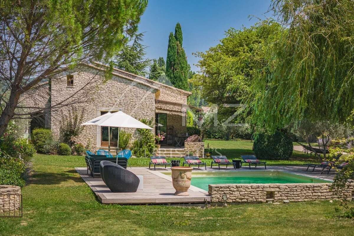 Gordes  - Belle maison en pierre sur un terrain constructible avec piscine - photo 10