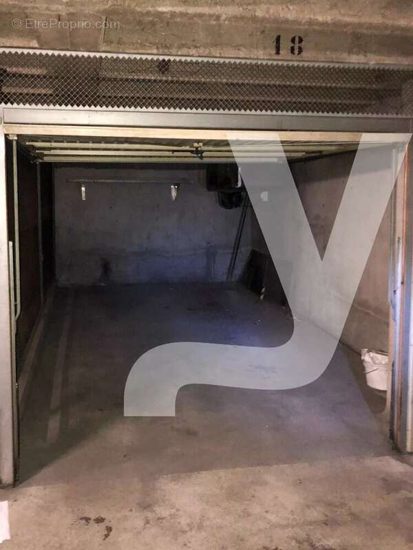 Parking à PARIS-11E