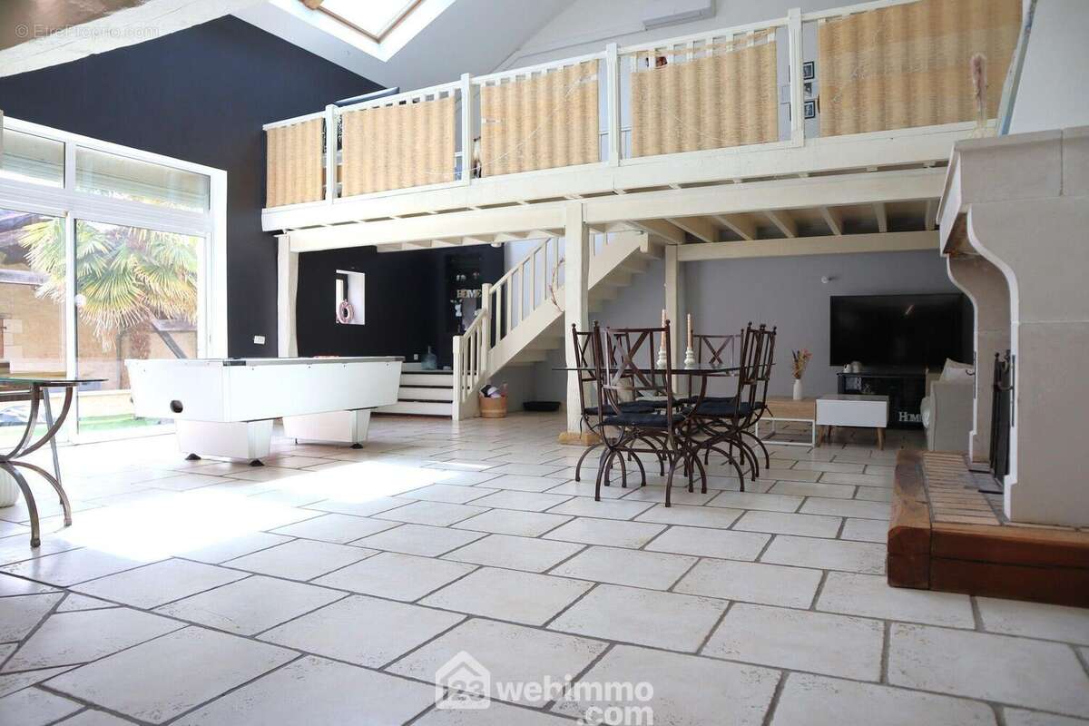 Mène au vaste séjour de 95 m2. Plusieurs espaces s'offrent à vous : - Maison à TERCE
