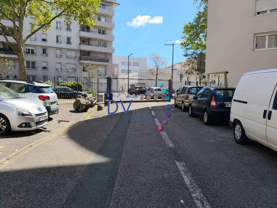 Parking à LYON-8E