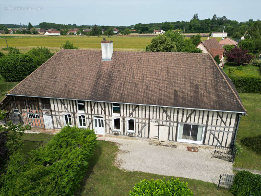Maison à MONTAULIN
