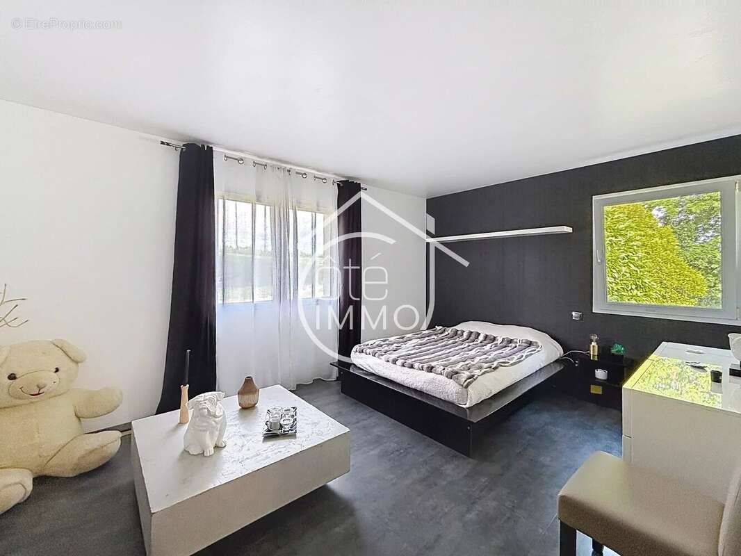 GUILLAC - Superbe propriété de 163 m2 de plain-pied avec piscine - photo 10