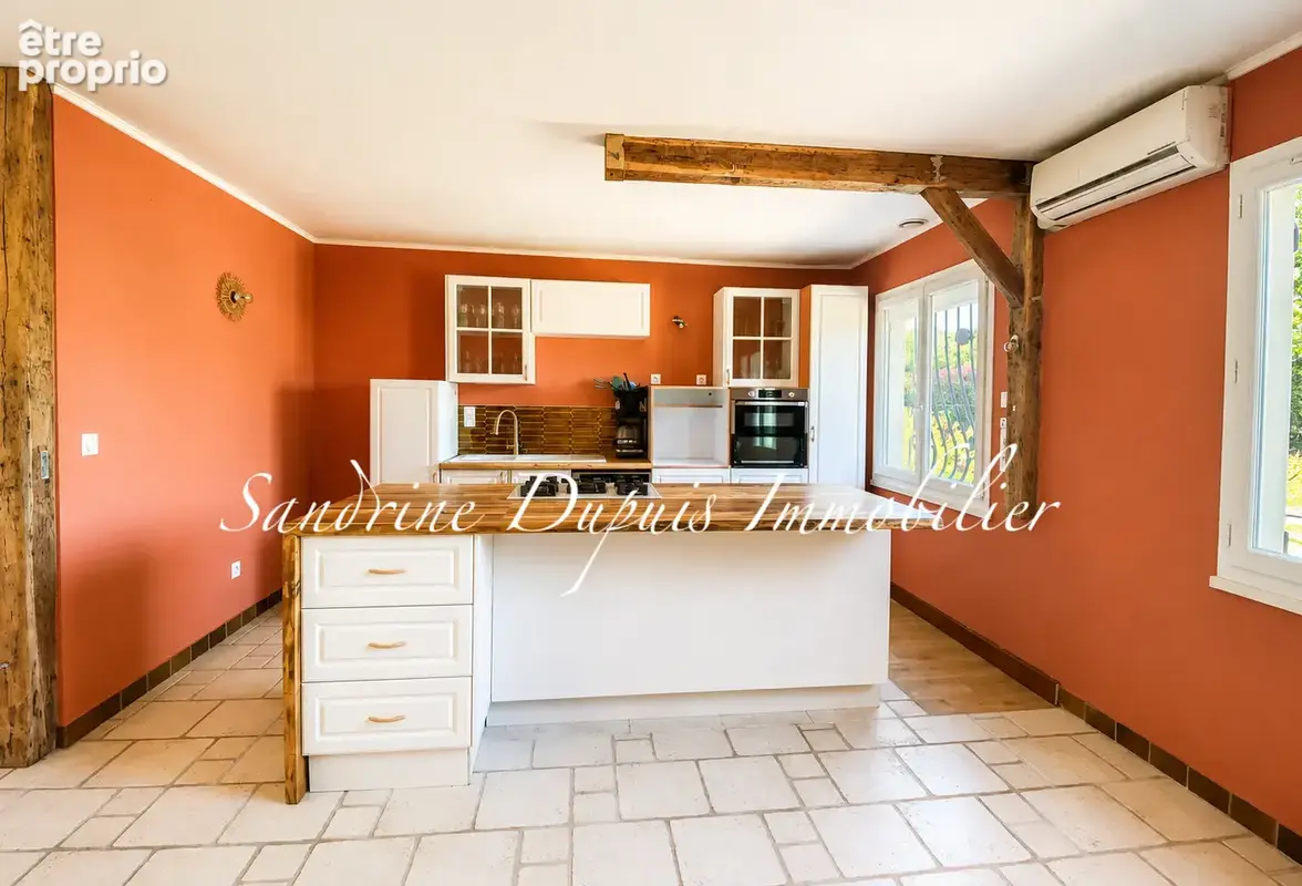 Maison de plain-pied d'environ 190 m2   Parcelle paysagée et boisée de 4 583 m2   À 7 min de Saintes - photo 7