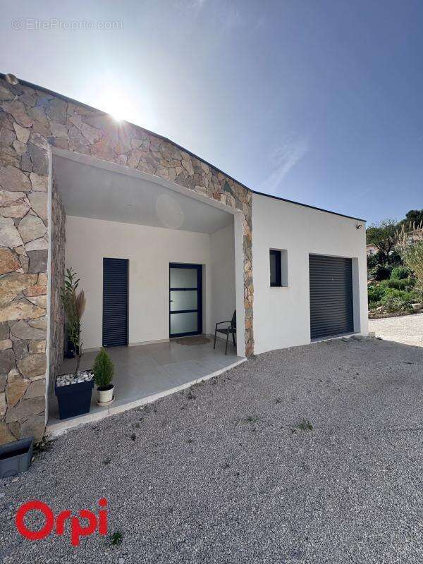Maison à CEYRESTE