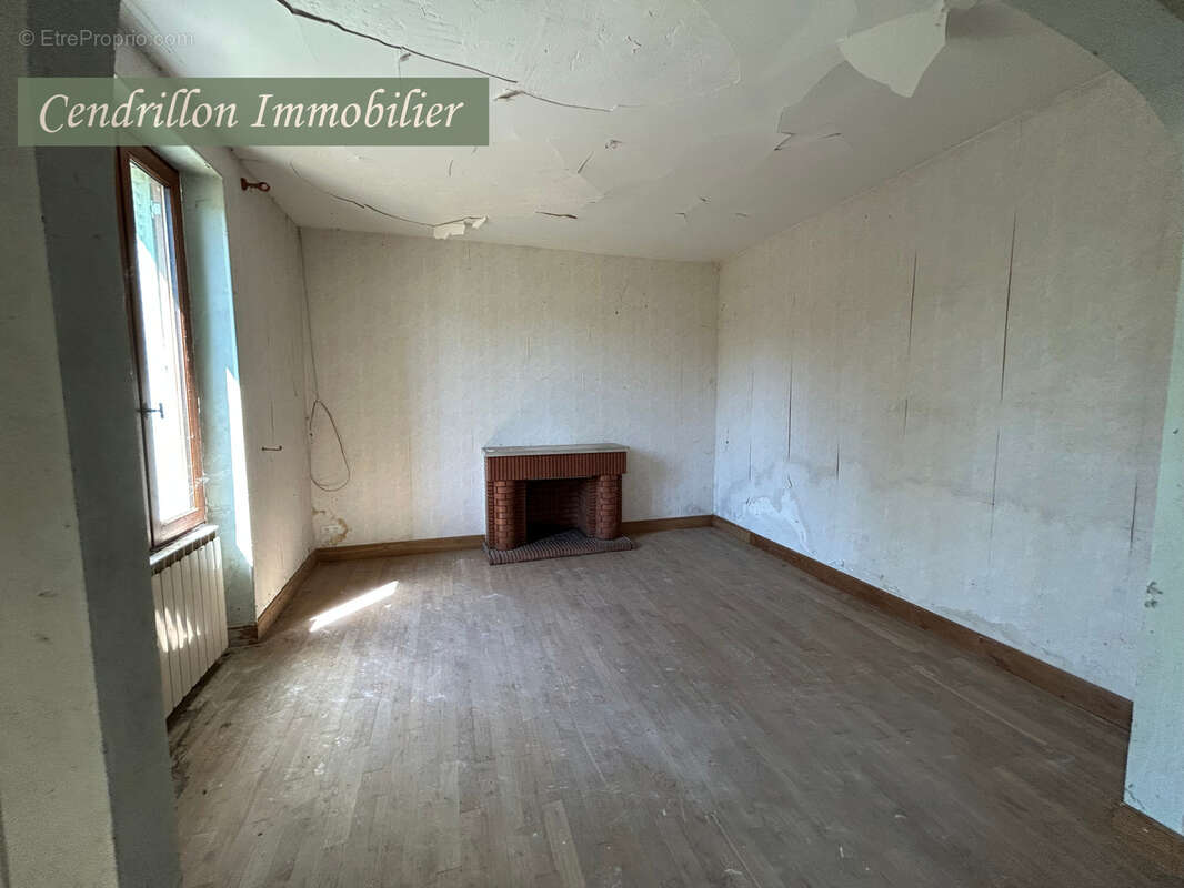 Maison de bourg à rafraîchir, mitoyenne d'un coté, 3 chambres, ~92m2 habitables, sur 438 m2 de jardin - photo 6