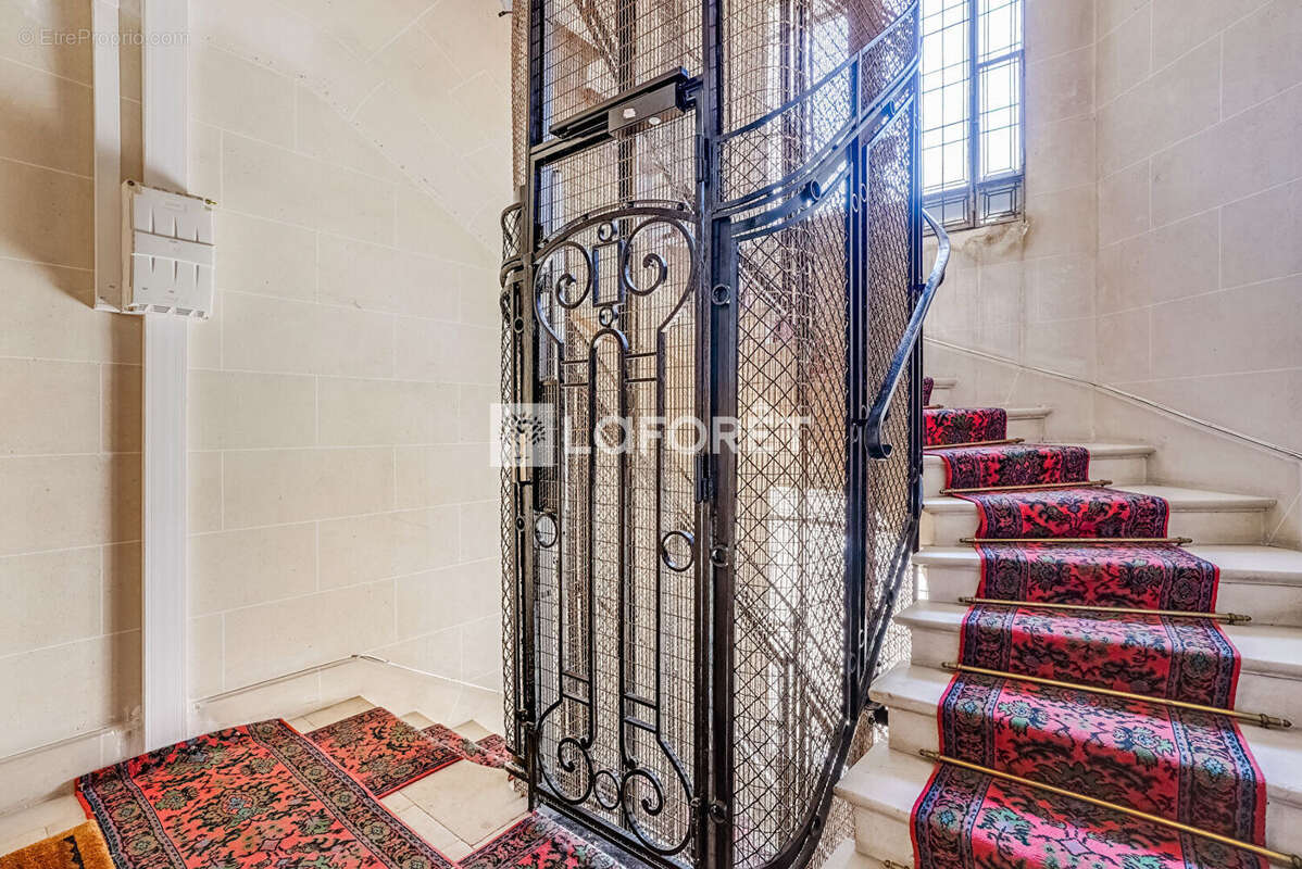 Appartement à PARIS-16E