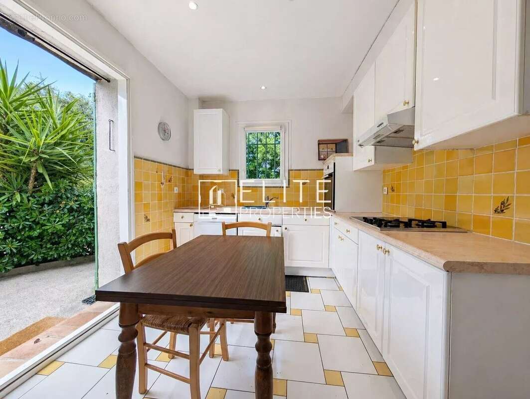 Maison à LA ROQUETTE-SUR-SIAGNE