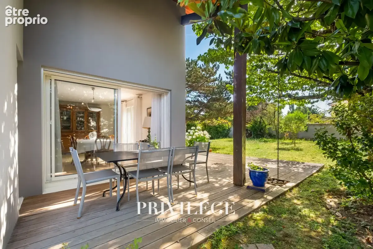 Chassieu   Maison familiale de 145 m2 avec jardin de 709 m2 à proximité du centre - photo 2