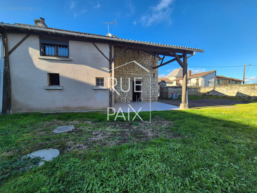 Maison à LES TROIS-MOUTIERS