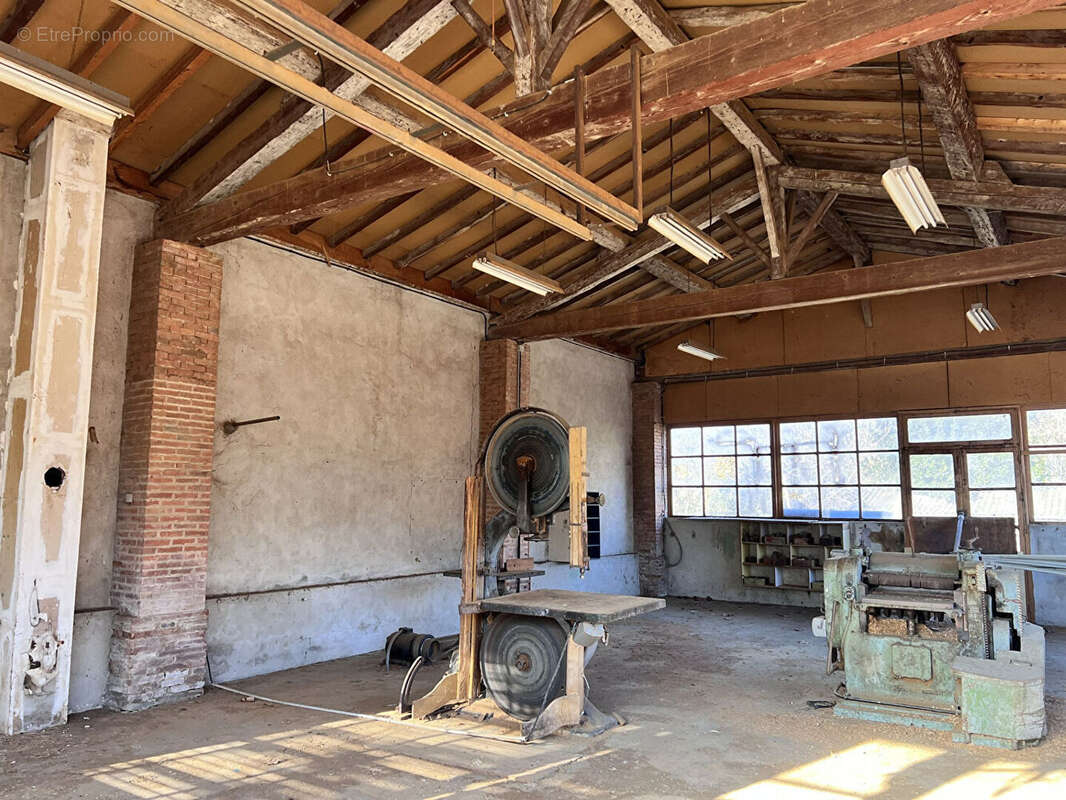 Commerce à LACROIX-FALGARDE