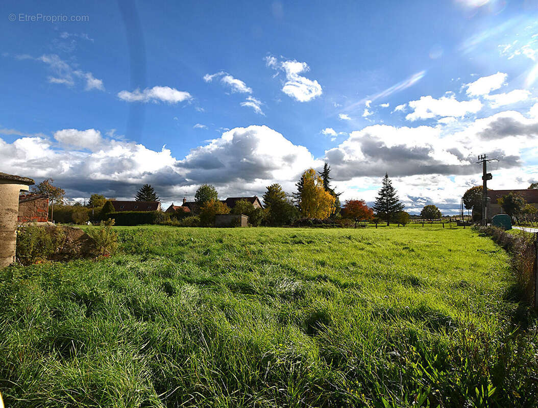 Longère à rénover avec fort potentiel : - photo 10