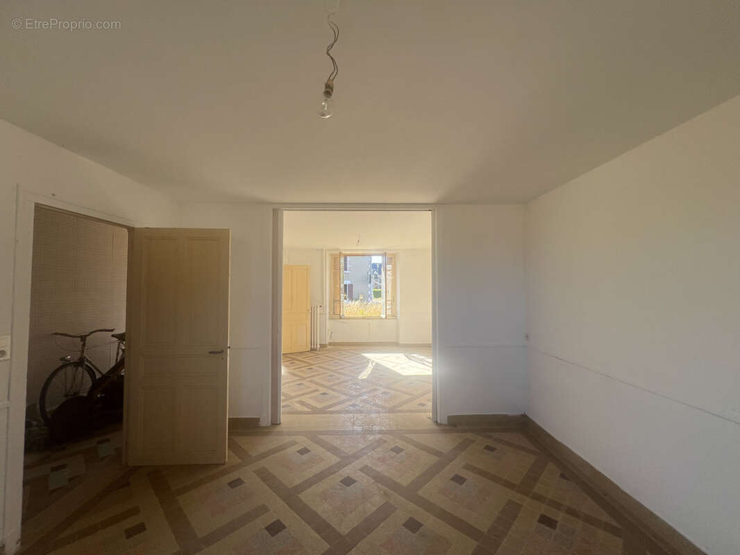 Maison de bourg avec dépendance et terrain - photo 7