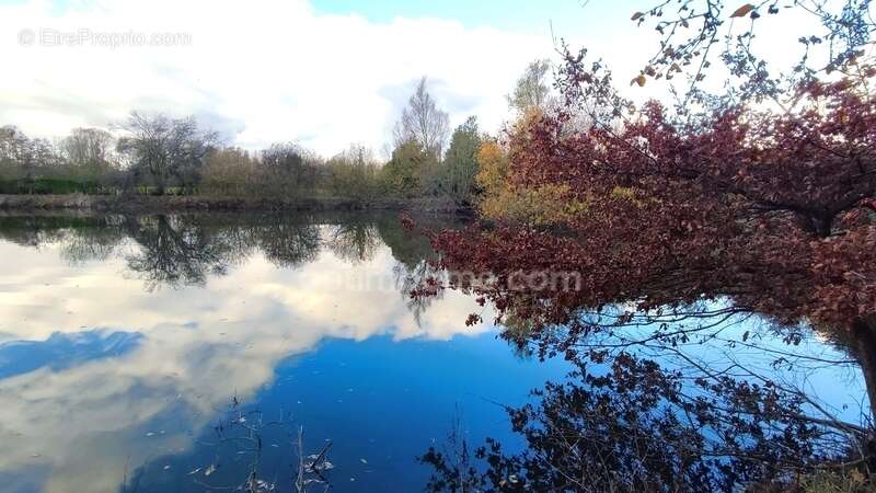Terrain à MEZIERES-SUR-OISE
