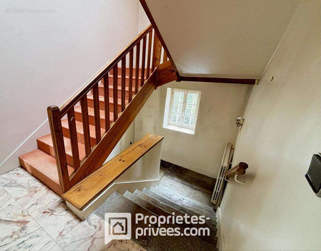 Maison à SAINT-GENIS-LES-OLLIERES