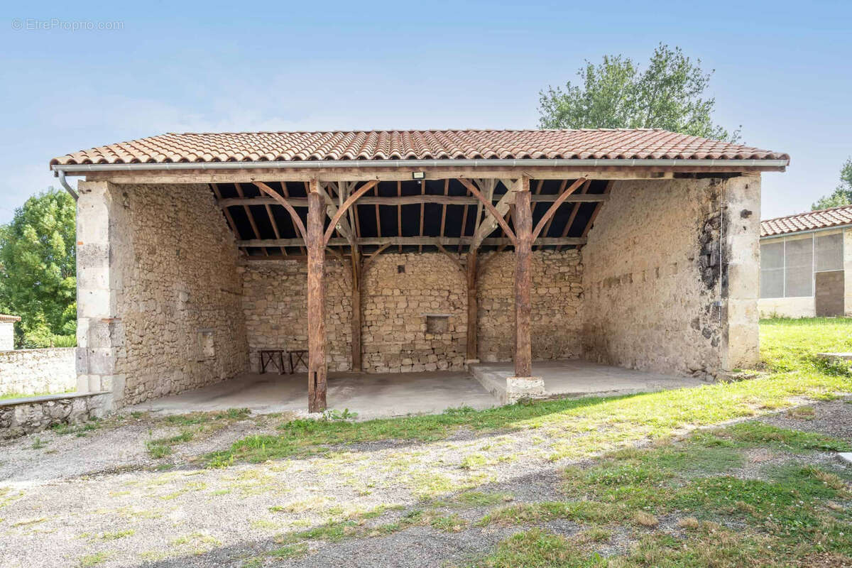 Country property with numerous outbuildings - photo 14