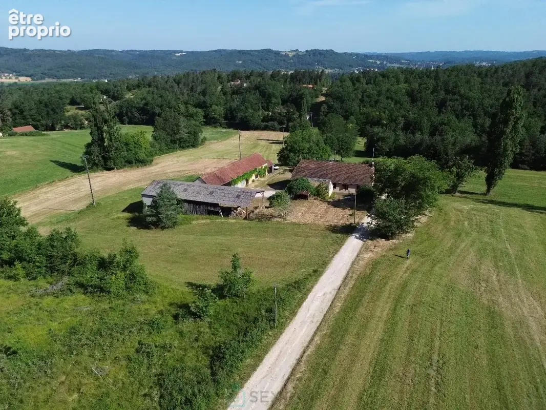 Dans un cadre naturel exceptionnel corps de ferme à restaurer - photo 2
