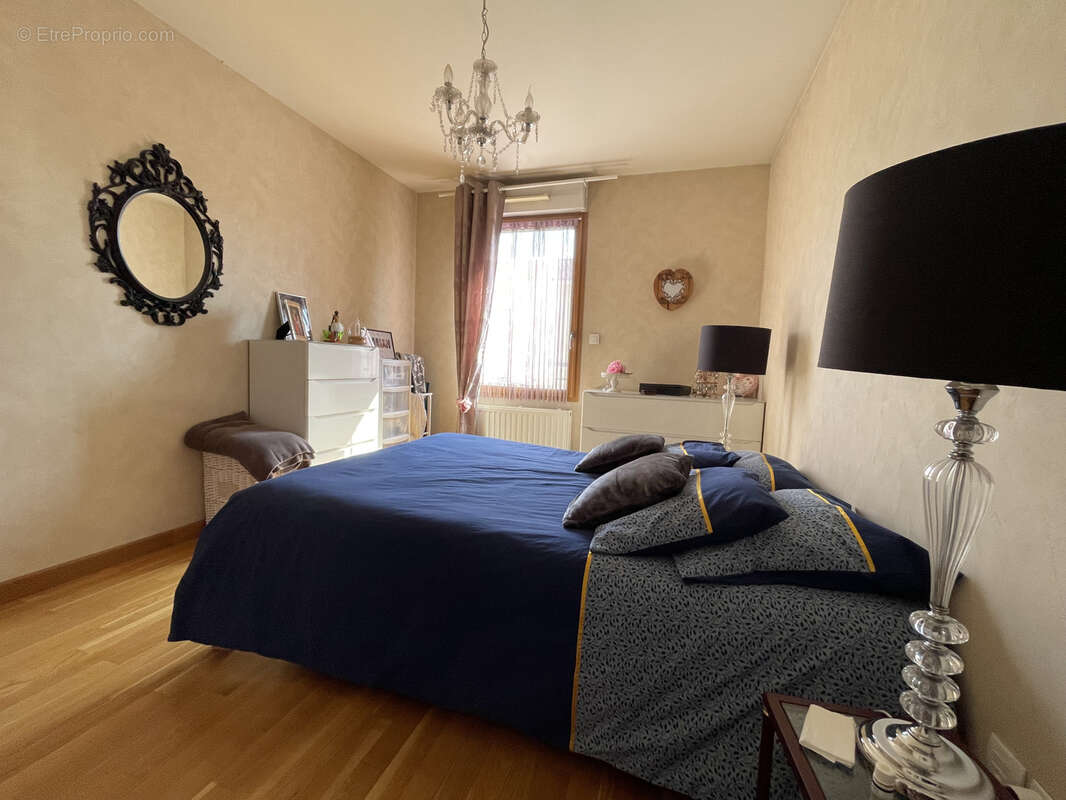 Appartement à LA TOUR-DE-SALVAGNY