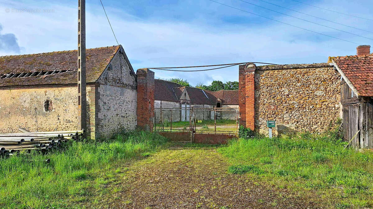 Ancien corps de ferme sur plus de 3.5 hectares - saint-ange-et-torcay - photo 6