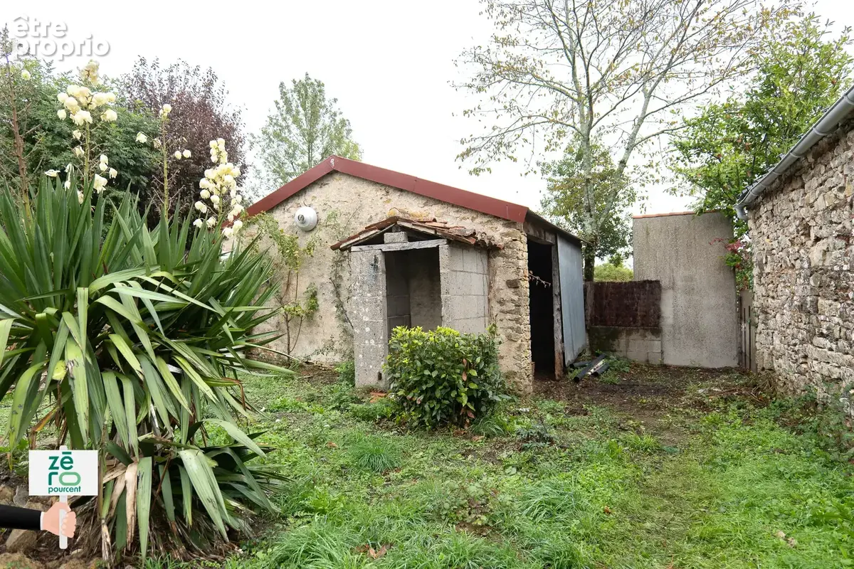 Maison à rénover au Champ-Saint-Père   Centre-bourg, jardin clos de murs, dépendance et potentiel de 2 chambre - photo 16