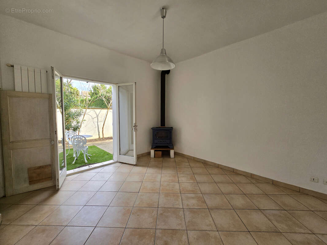 Maison à ENTRAIGUES-SUR-LA-SORGUE