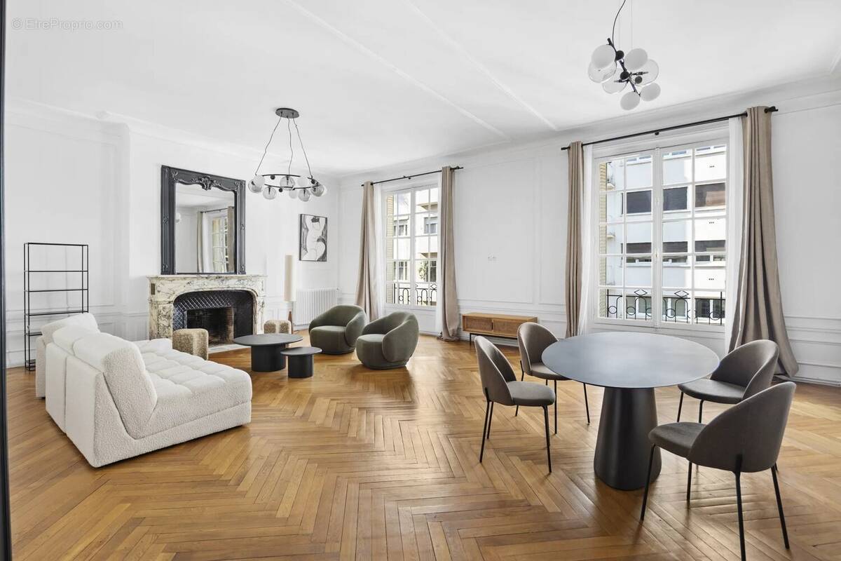 Appartement à PARIS-16E