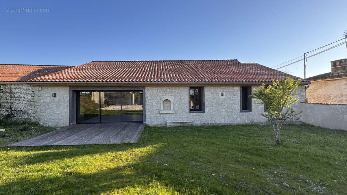 Maison à BARBEZIEUX-SAINT-HILAIRE