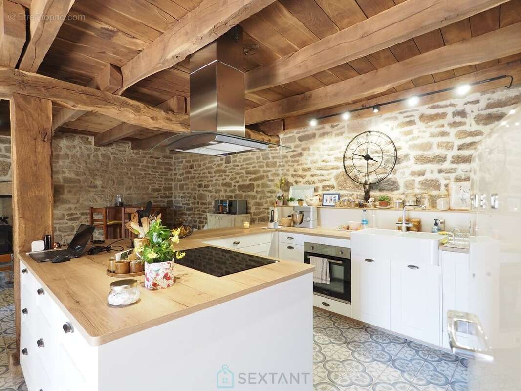 Un cadre atypique, une bâtisse en pierres récemment rénovée et équipée à neuf : Chambres d'hôtes, salle sports - fitness, espace - photo 17