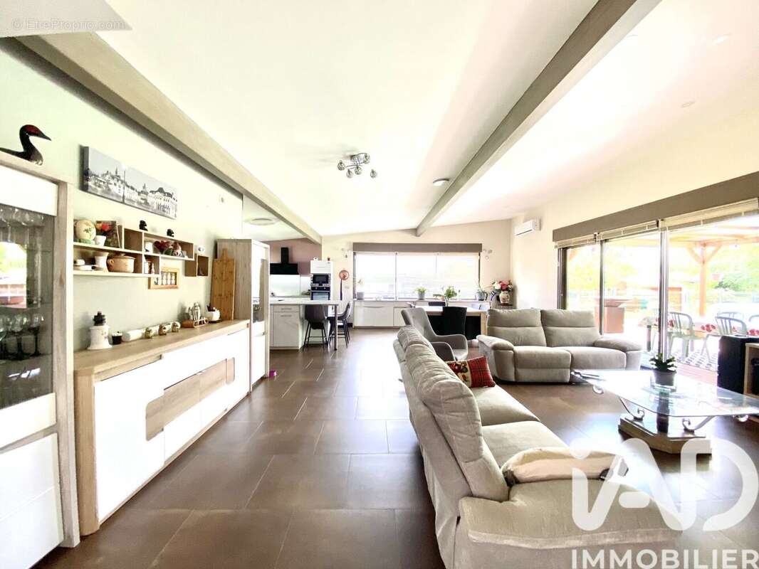 Maison 170 m² à La Gripperie-Saint-Symphorien  - photo 5