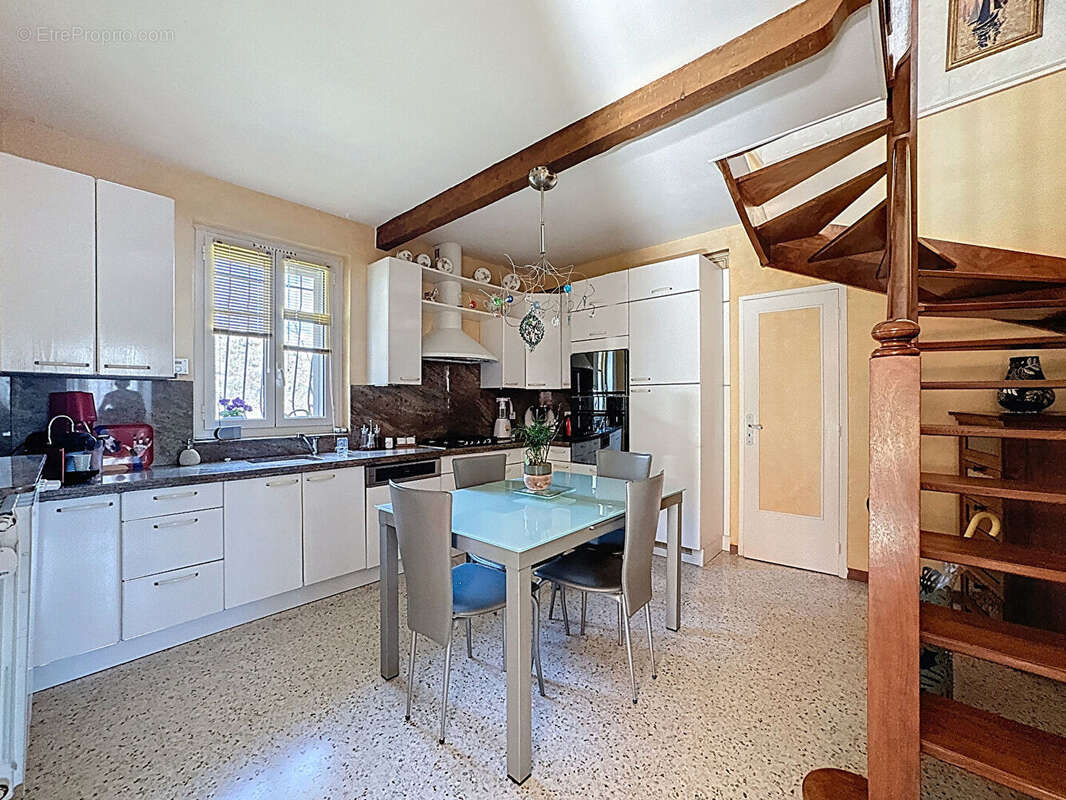 Maison à CHATEAUNEUF-VILLEVIEILLE