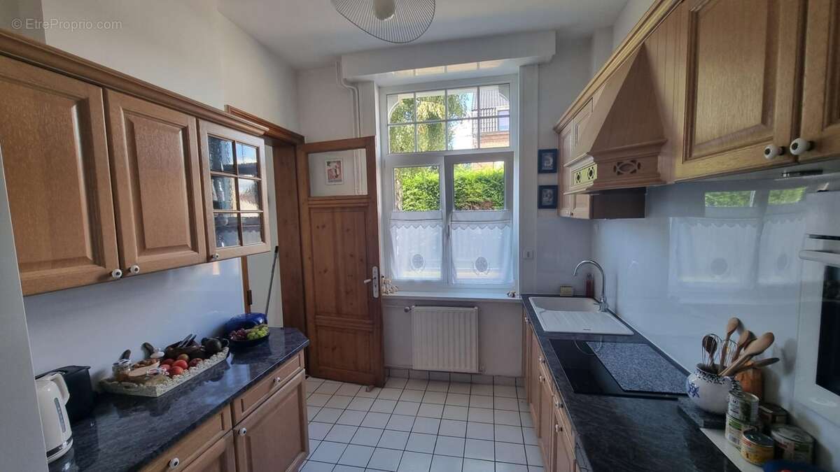 Maison bourgeoise de caractère  sur 3 niveaux–7 chambres – 2 salles d'eau,2 WC  Idéale pour une grande famille ou un investisseu - photo 8