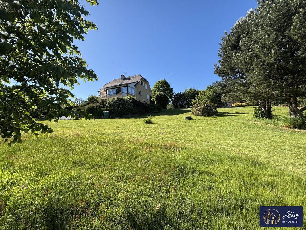 Maison 8 pièces LANOBRE (Cantal)  - Maison à LANOBRE