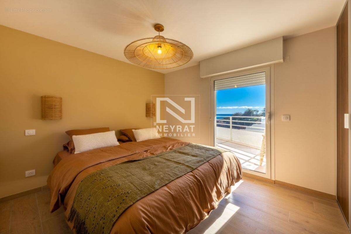 Magnifique t3 en duplex refait a neuf - pieds dans l'eau - photo 2