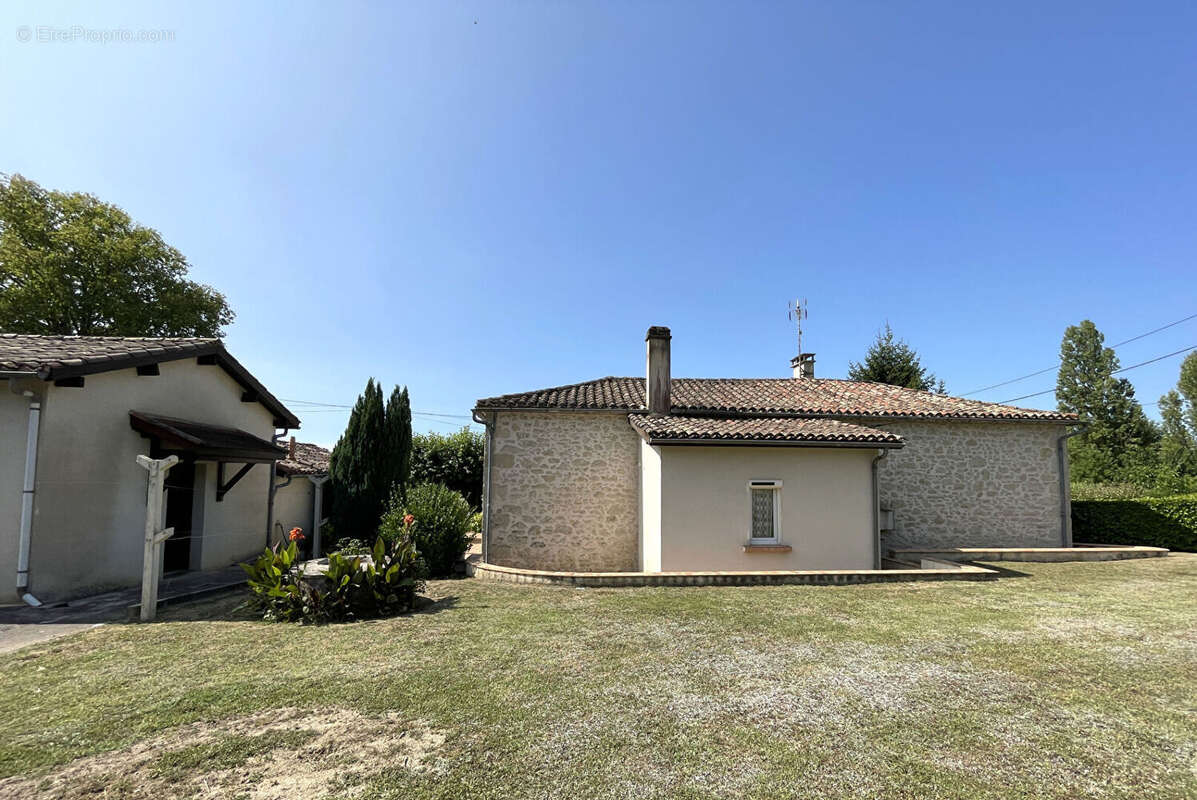 Maison en pierre 1833 de plain-pied avec dépendances - photo 4