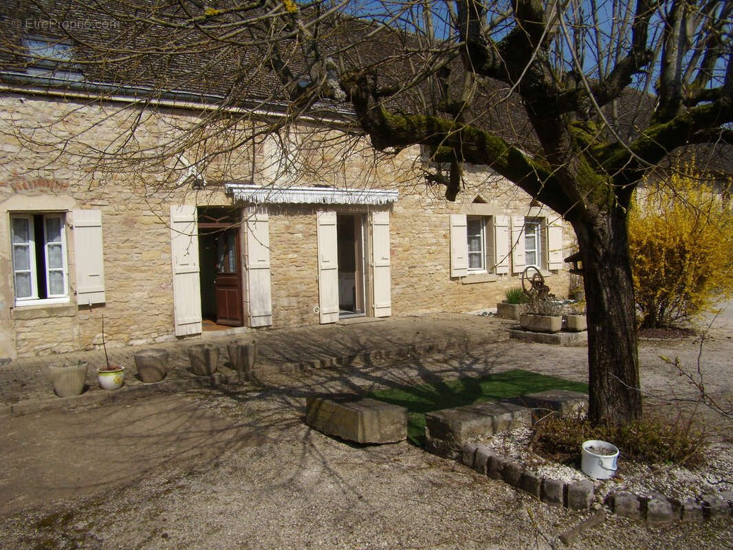 Maison à VARENNES-LE-GRAND