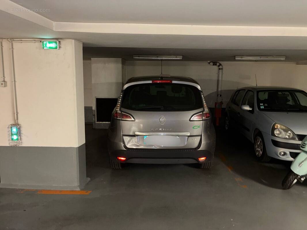 Parking à PARIS-17E